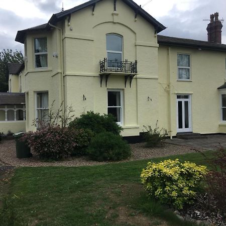 Winston Manor Guesthouse Rooms Churchill  Exterior photo